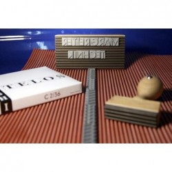 Imprentilla Telos serie B, compuesta de letras mayúsculas, minúsculas y números